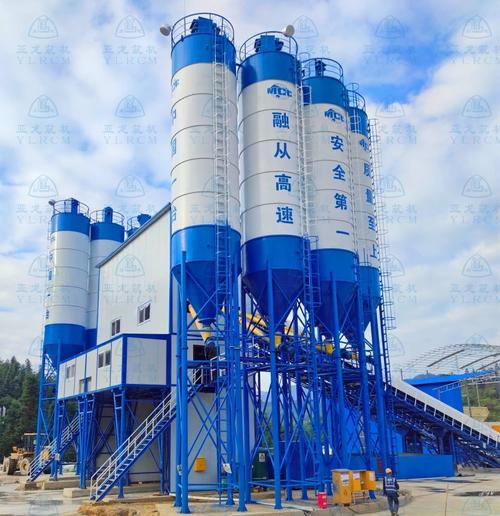 亚龙筑机水泥混凝土搅拌设备助力融从高速建设